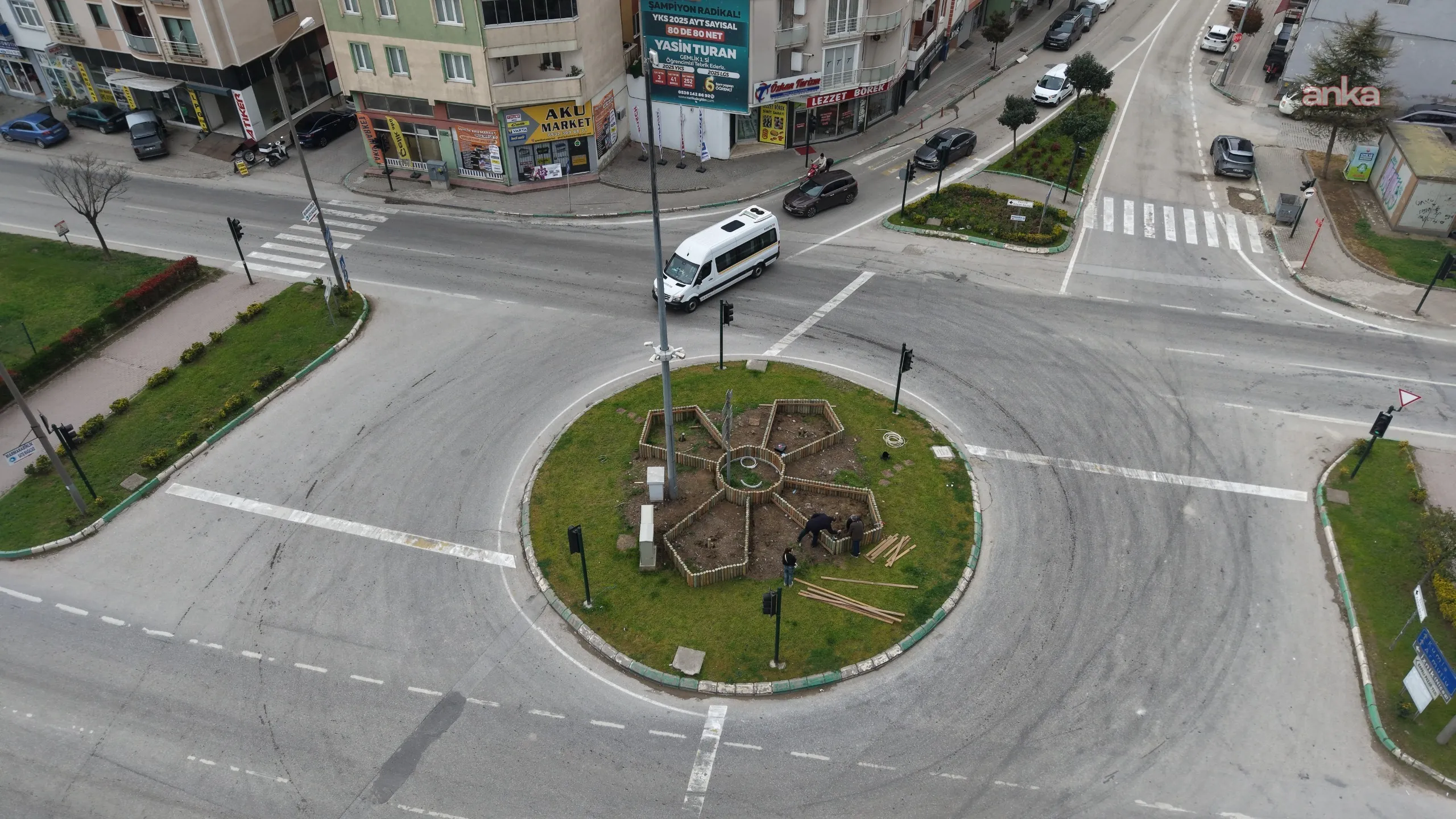 Gemlik Belediyesi ekiplerinden, temizlik, bakım ve peyzaj mesaisi