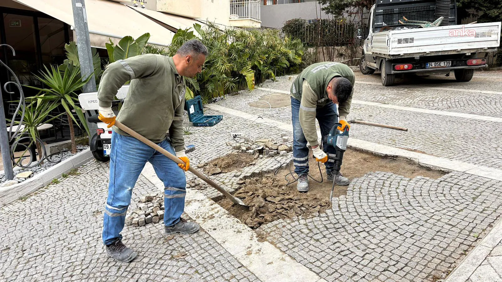 Kuşadası Belediyesi’nden farklı mahallelerde eş zamanlı yol çalışması